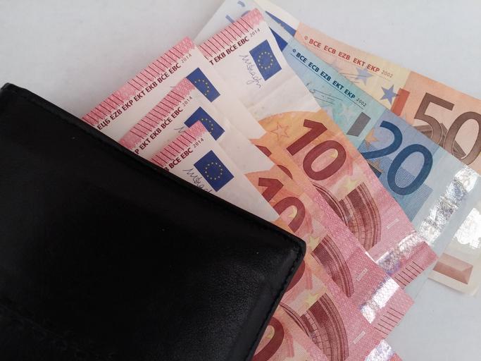 eurobankovky a peněženka
