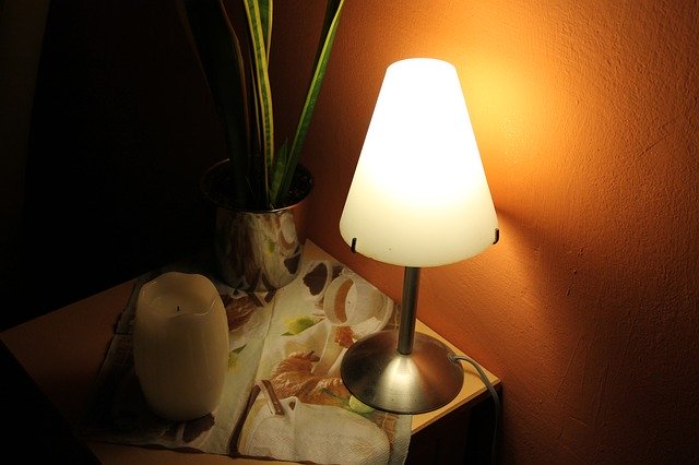 rozsvícená lampička s LED žárovkou