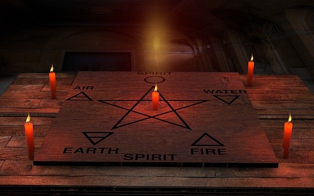 pentagram se svíčkami