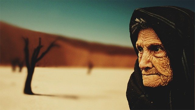 stará žena v poušti